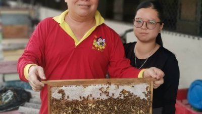 余清泰（左）于20年前往印尼寻找草药，以期治疗患病父亲，却意外开启养蜂契机，经过一番耕耘，养蜂业迈向康庄大道。