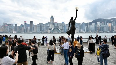 中国上周六（11日）宣布进一步优化“个人游”计划，本月27日起新增8个中国赴港澳“个人游”计划城市。图为大批中国旅客于香港尖沙咀星光大道一带游玩（图取自中新社档案照）。