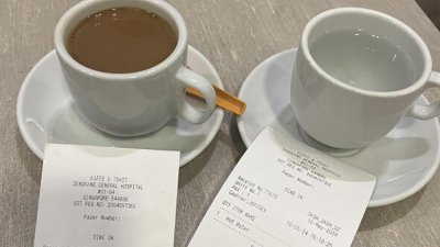 有公众到盛港综合医院的Kaffe & Toast消费时，发现一杯热水要价1新元。(取自面子书)