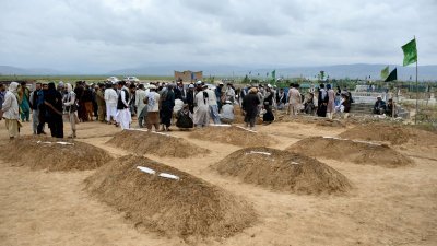 阿富汗巴格兰省Baghlan-e-Markazi地区的一个村庄因强降雨引发山洪，亲属上周六（11日）为罹难的亲人举行葬礼。（图取自法新社）