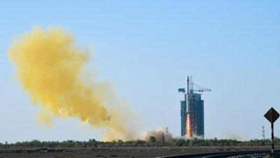中国周日早在酒泉卫星发射中心使用长征四号丙运载火箭，成功发射试验二十三号卫星。（图取自中新社）