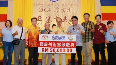 吴家良（右4）移交5万令吉模拟支票予马来西亚佛教居士总会霹雳州联委会，左3起为陈德杰、刘全基、蔡明田、黄文标及吴锡华。