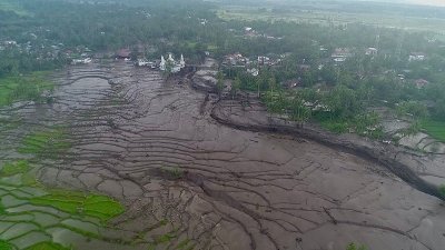 印尼国家灾害应变总署（BNPB）周日发布的航拍图，显示了西苏门答腊省丹那达塔县，遭到山洪和冷熔岩流冲击的受损区域。（图取自印尼国家灾害应变总署/法新社）