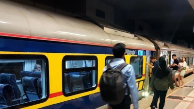柔州政府建议增加地不佬短程火车车厢，以容纳更多乘客。（照片取自面子书）