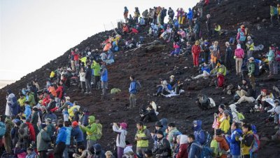 富士山去年开山期间涌入大批登山人潮。（图取自中央社/山梨县政府提供）