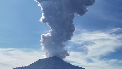 印尼东部的伊布火山周一上午喷发，火山灰柱喷向天空高度超过5公里。（图取自法新社）