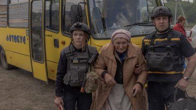 一名撤离的老人搭乘巴士在周日抵达哈尔科夫地区的一个疏散点。（图取自法新社）