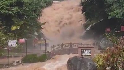 依斯甘达瀑布今早发生山洪，网民拍摄视频后上传X社媒。（视频截图）