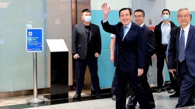 台湾前总统马英九（前右2）周一搭机访问中国，他登机前向传媒挥手致意。（图取自中央社）
