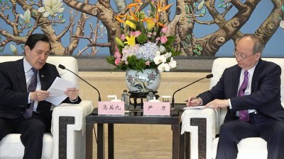 台湾前总统马英九（左）周一在北京饭店与北京市委书记尹力（右）会面，并指“九二共识”才能搁置争议。（图取自中央社）
