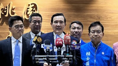 台湾前总统马英九（前中）周四结束访中行返台，他表示，希望台湾年轻人抛开意识形态，只要有共同的政治基础、“九二共识”，两岸就可以继续对话。（图取自中央社）
