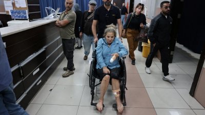 上周五，美国自由摄影记者莱文在拍摄巴勒斯坦农民采摘橄榄时，遭到以色列定居者的袭击，过后入院治疗。（图取自法新社）