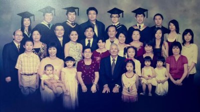 林庭到生前和子孙拍摄全家福。 （受访者提供）