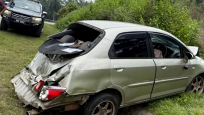 一辆由男子驾驶的本田City轿车，于周日途经明加叻火车站附近路段时，因失控翻覆撞上山坡后，不幸身亡。
