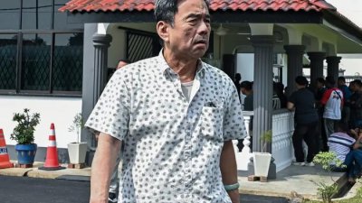 被告谢金英因放任旗下两座养鸡场苍蝇滋生，在巴里文打推事庭被判罚款5万令吉。（马新社图）
