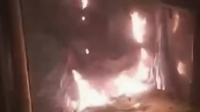 罗兴亚人居住的房屋遭人投掷汽油弹纵火。(图截自视频)