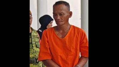 被告再努丁阿都拉蓄意以强力胶罐攻击一名70岁华裔男子，周一认罪后，遭判处监禁10个月。