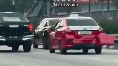 在路上展开追击的两名轿车司机双双落网。