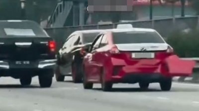 在路上展开追击的两名轿车司机双双落网。
