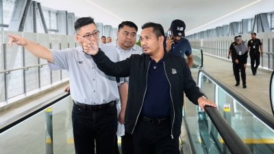 莫哈末法兹里（前右）巡视通往马新捷运武吉查卡站的行人天桥。(图取自莫哈末法兹里面子书)