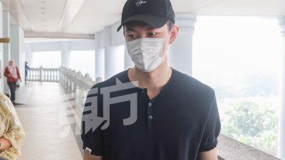 父亲主动走近李梓嘉　庭上交谈数分钟试图破冰