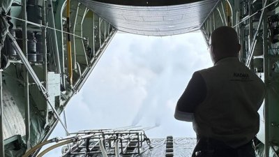 马来西亚气象局周一实施人造雨行动，成功在居銮、士乃、古来以及哥打丁宜4区降雨。