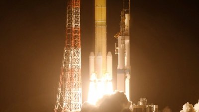 日本宇宙航空研究开发机构（JAXA）搭载火星卫星探测器“MMX”的H3火箭，周二凌晨从鹿儿岛县种子岛宇宙中心点火升空。（图取自时事通信社/法新社）