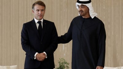 法国总统马克龙（左）周二在阿布扎比扎耶德国际机场，与阿联酋总统穆罕默德一同出席双边国防协议签署仪式。（图取自法新社）