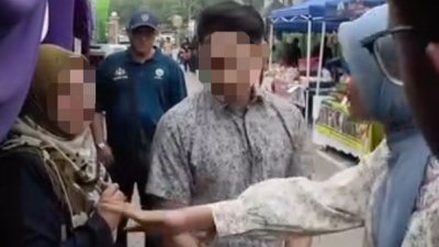 苏丽娜三苏丁（左） 在一间清真寺所举办的活动上，大声斥责和驱赶法扎娜（右），视频在网络流传。