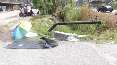 70岁男子骑摩哆途中疑失控，连人带车坠入路旁沟渠，当场伤重身亡。（图由警方提供）
