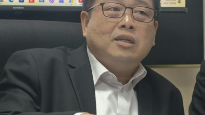 嫌犯扣留一天获保释，吴健南质疑警方调查及校园安全。