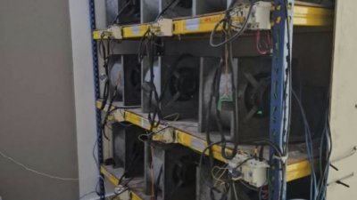 警方在住家单位起获9台挖矿机。