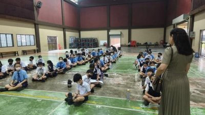 全柔小四生佩戴口罩，返校应考MPT4。