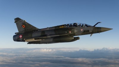 法国空军周三发布2018年3月13日拍摄的照片​​显示，驻扎在南希-奥谢133空军基地的幻影2000D战机正在飞行。（图取自法国空军/法新社）