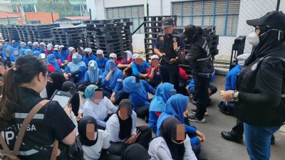 国民登记局执法人员周二前往巴西古当工业区展开突击行动，取缔非法使用他人身份证工作的人士。（国民登记局面子书）