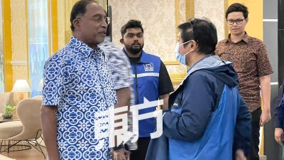 国阵今晚召开特别选举会议　各党领袖陆续抵达甲州国际贸易中心
