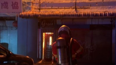 新山市区纱玉街周四凌晨发生大火，一间店屋二楼失火燃烧。（柔消拯局）