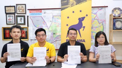 李健聪（左3）针对“企业黑手党”调查课题发表谈话。左起为岑达祖、陈宏耀及谢仁佩。