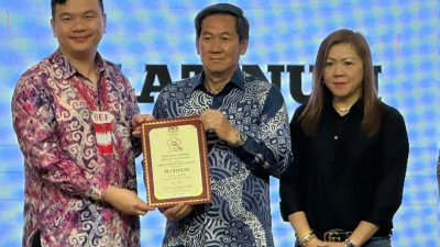联邦旅游、艺术及文化部副部长赵俊文（左）移交MyTQA铂金级认证证书予婆罗洲忘不了生态度假农场董事兼创办人拿督杨福兴夫妇，见证该农场成为砂拉越首个荣获这项最高级别认证的旅游产品。