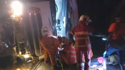 一辆罗里于周四凌晨在西海岸大道北上224.8公里路段失控翻覆冲入路肩，导致2名成人夹困，3岁女童失去意识，消拯员连夜展开救援。
