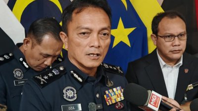 祖凯里慕克达（左）提醒各政党在甲州选竞选期间给予警方配合。