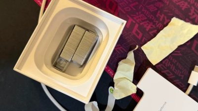 胡小姐订了苹果耳机送男友，岂料盒内却都是订书针。 （取自小红书）