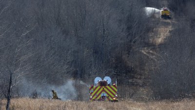 加拿大西部一处军事基地日前发生火警，造成4名军人丧生，另有数十人受伤。图为加拿大消防人员周日在扑灭火灾的馀烬。（图取自法新社）