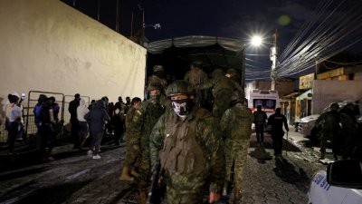 厄瓜多尔陆军士兵周四被部署到首都基多发生暴乱的皮钦查省级监狱。（图取自法新社）