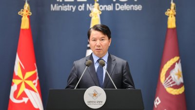 韩国国防部国防政策室长金洪哲（音）周五在首尔国防部召开记者会。（图取自韩联社/法新社）