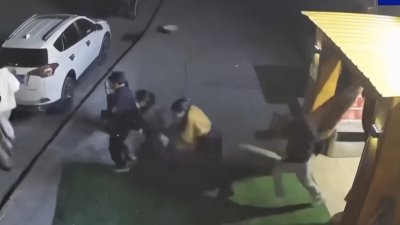 西藏发生地震时，有民众跑到街上避难。（图截自央视）