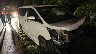 一辆丰田Vellfire休旅车在车祸后车头严重毁损，车上4人中2人受伤。（消拯局提供）