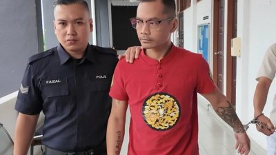 陈炳利（译音，右）认罪后，因无力缴付罚款，被判监禁10个月3天，吊销驾驶执照两年。