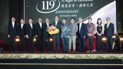 廖志明（左5起）赠送水果礼篮予吴逸平。左7为倪可敏等人陪同。