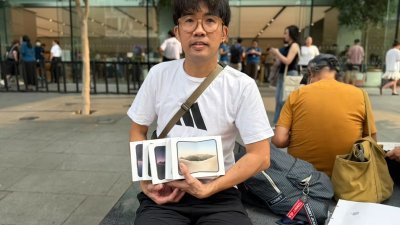 居住在马来西亚的凌运平专程到新加坡购买5支iPhone Duo手机。